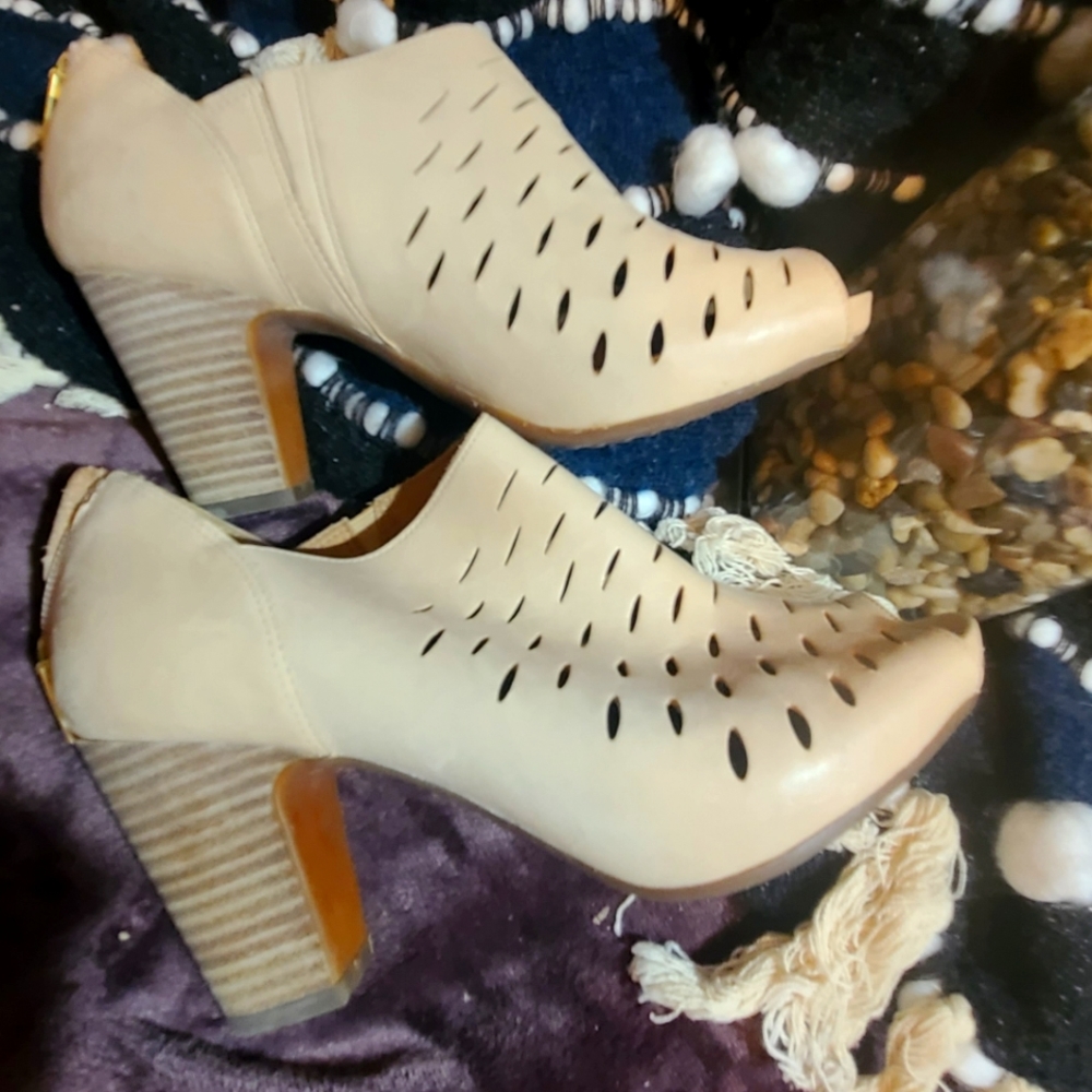 Shoes - Picture 3 of 4